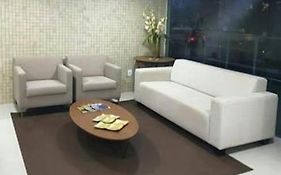 Confortável Flat com piscina de borda infinita na cobertura